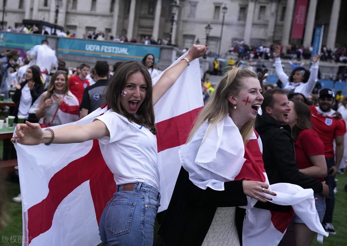 足球比赛一般多长时间结束（伟大的1-1，欧洲杯最终一战！大热门遭加时困局，6万球迷激情见证）
