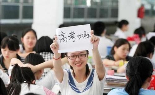 四川考生高考689分，父子俩激动相拥，网友直言谁是父亲