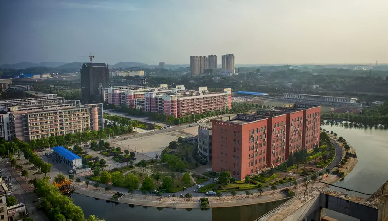 2003年,两校合并,成为湖南科技大学.1997年,学校更名为湘潭工学院.