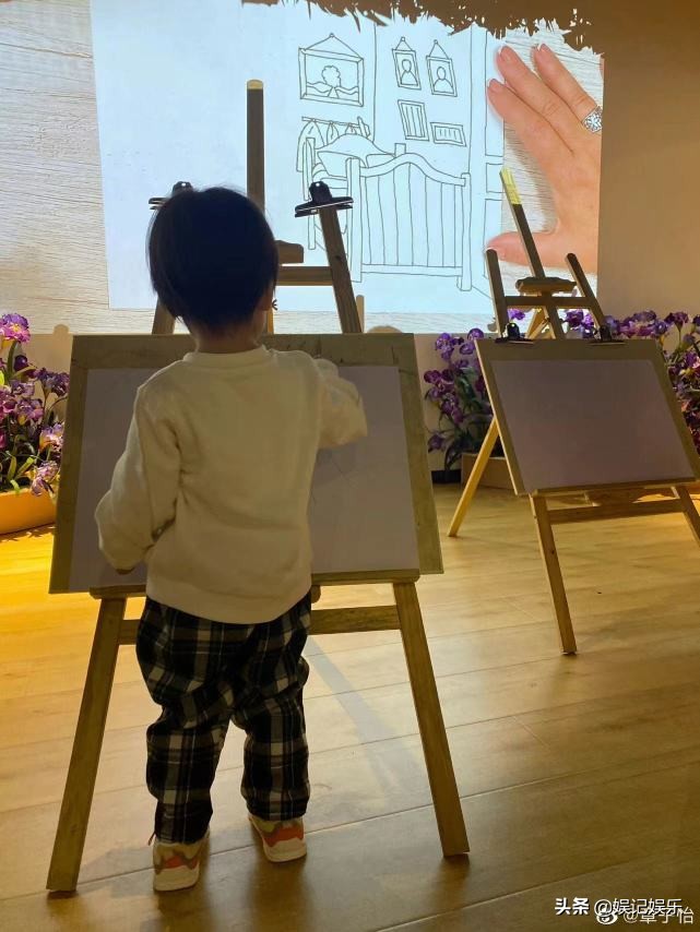 章子怡一家五口看画展，小苹果化淡妆气质出众，弟弟画画背影超萌