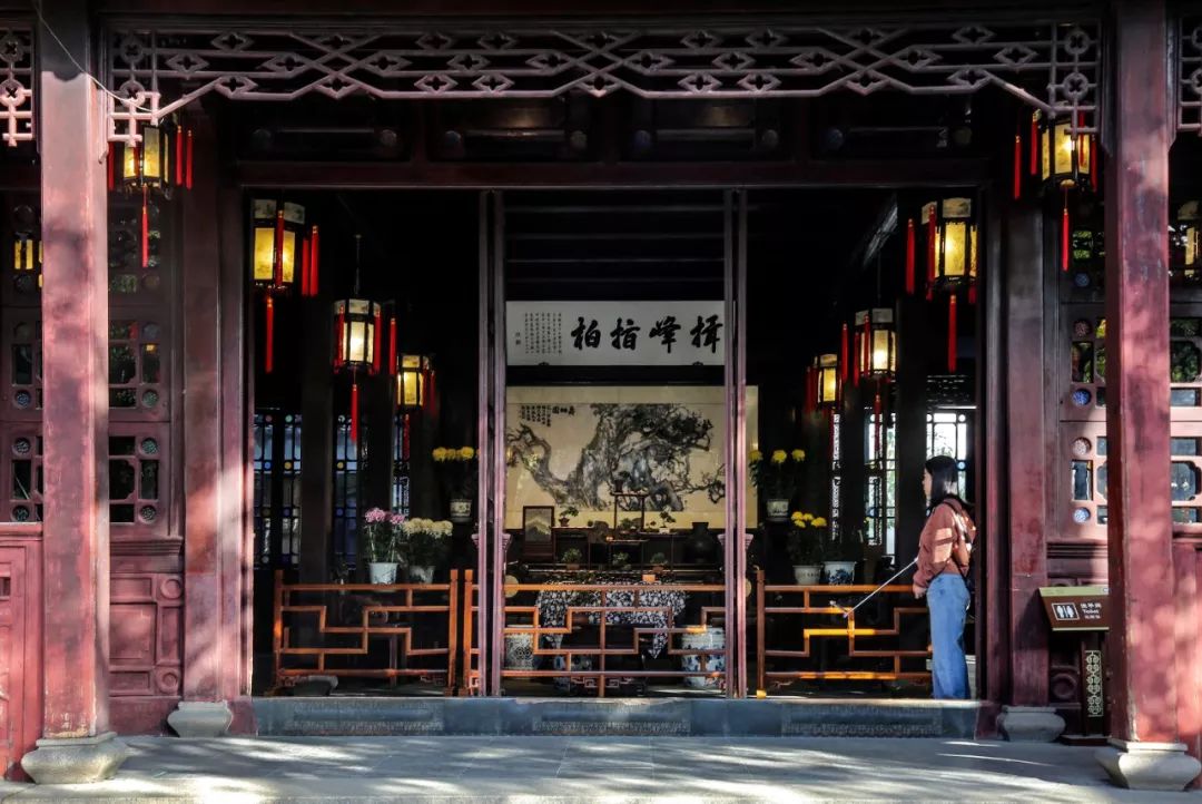 穿过现今的祠堂大厅,燕誉堂西的"立雪堂"之名,便由"慧可立雪"的禅宗