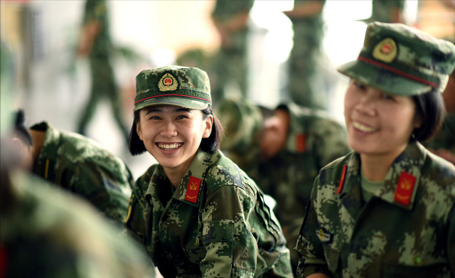 专科大一去当兵，义务兵期满是“退伍”还是“留队”好？