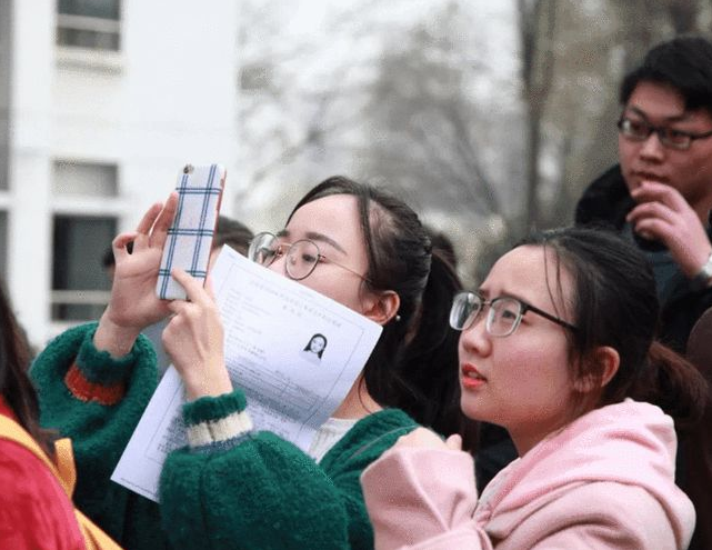 刘昊然考编顺利上岸，“铁饭碗”比当演员还香？大学生就业更难了