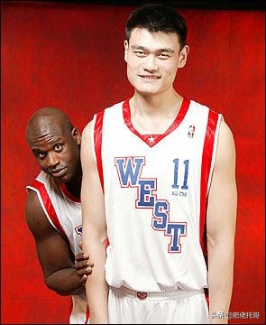 巅峰姚明在联盟中锋处于什么水平(姚明当过NBA第一中锋吗？巅峰赛季的姚明究竟属于什么地位？)