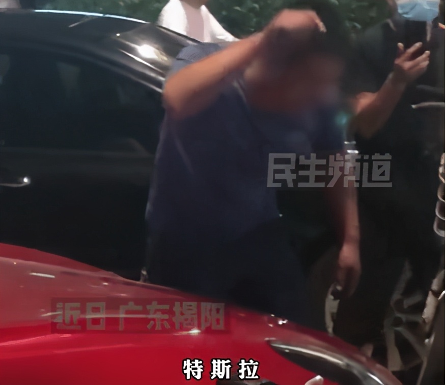 网传揭阳街头一醉汉怒锤路边特斯拉？揭阳：我可不背这锅