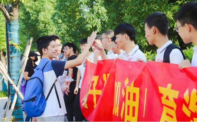 高考迎来好消息，辽宁考生今年高考录取率或将升高，家长很高兴