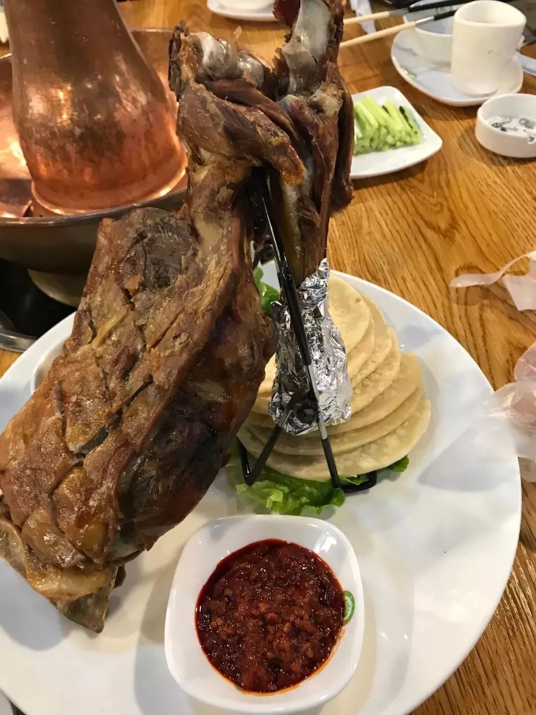 「重庆」大口喝酒大口吃肉~厉害了蒙餐！内蒙古元素为主题的餐厅