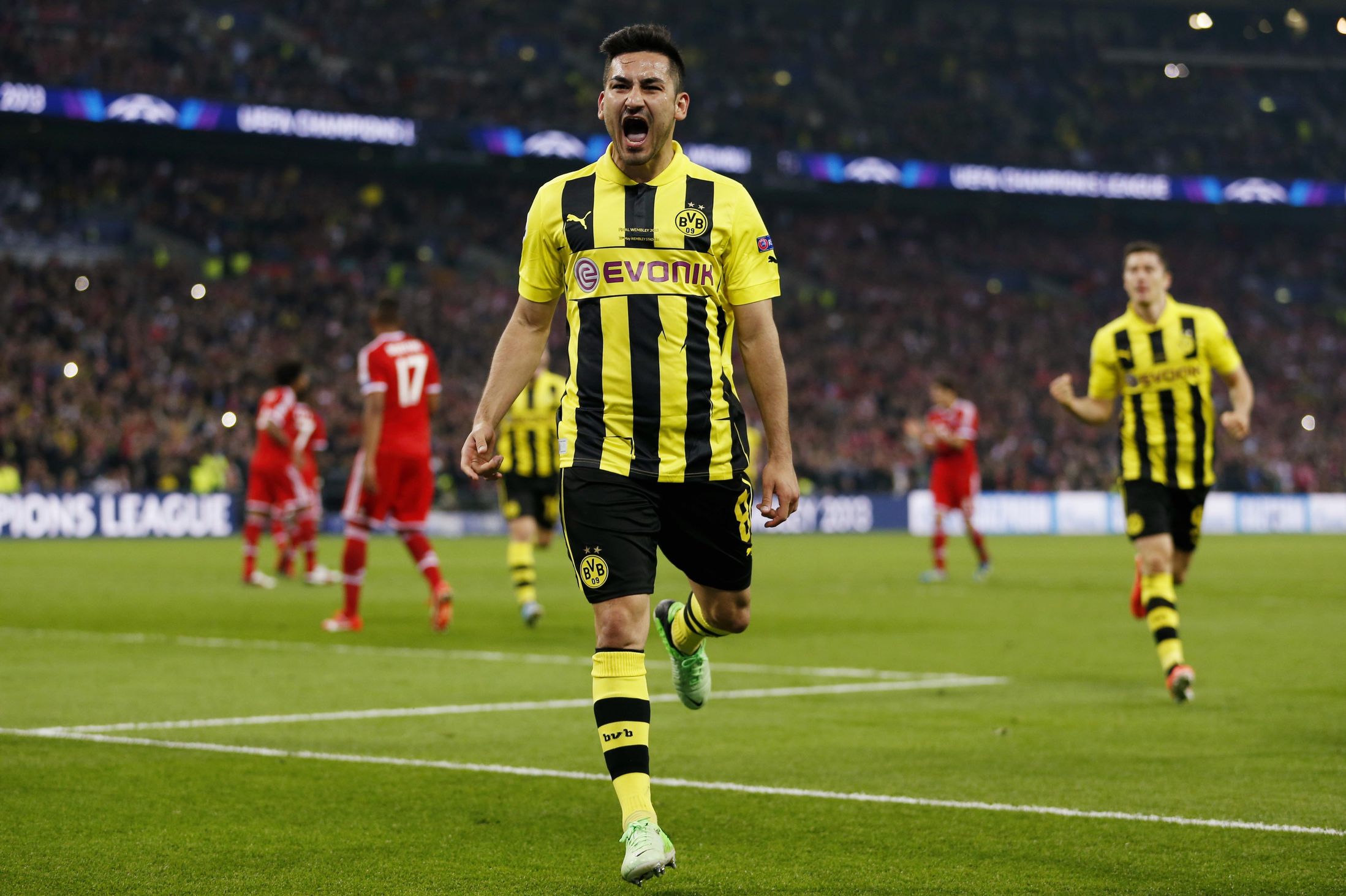 左后腰:京多安香川真正可以看做是多特蒙德崛起的标志,10年7月,香川以