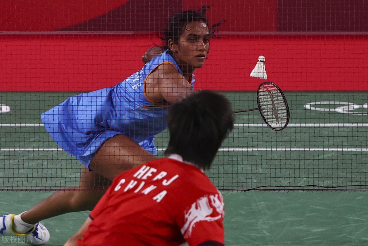 北京奥运会羽毛球女单铜牌(印度终于结束多日无奥运奖牌的尴尬！辛杜战胜何冰娇羽毛球女单摘铜，印度总理莫迪：你就是全印度的骄傲)