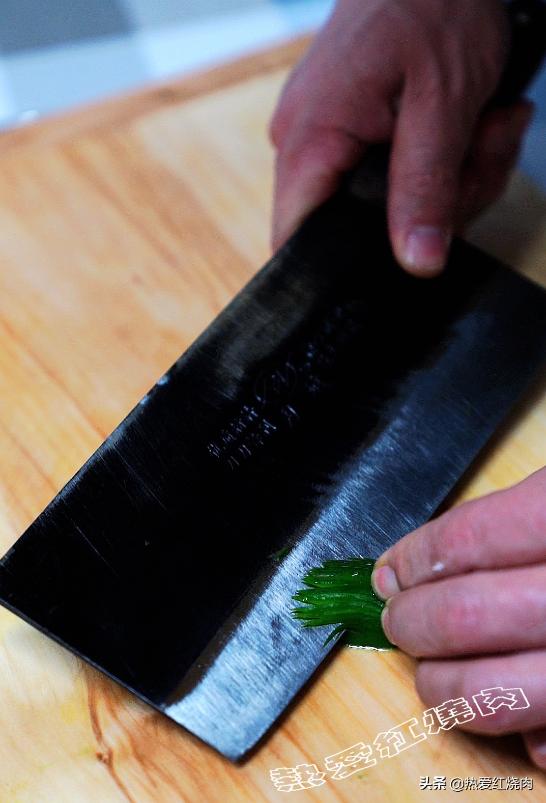 如果第一刀是从下往上的话,右手也要顺势帮忙整理一下切好的黄瓜丝,令