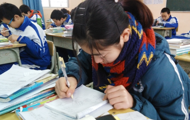 40多年前高考试卷走红，如今高中生看了泯然一笑，直言能考满分