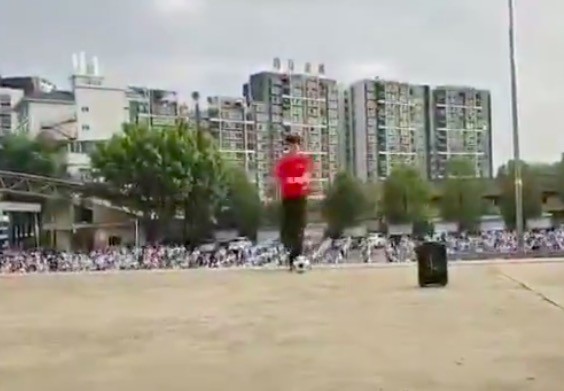 篮球足球皮球怎么画(从足球操到足球舞，这样的“创新”尴尬了谁？)