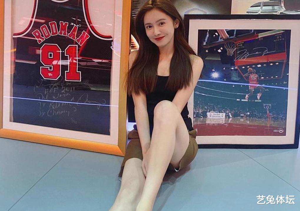 美娜掀球衣是真的吗(NBA女主播美娜再秀真功夫，站姿后劈腿一字马，詹蜜沸腾了)