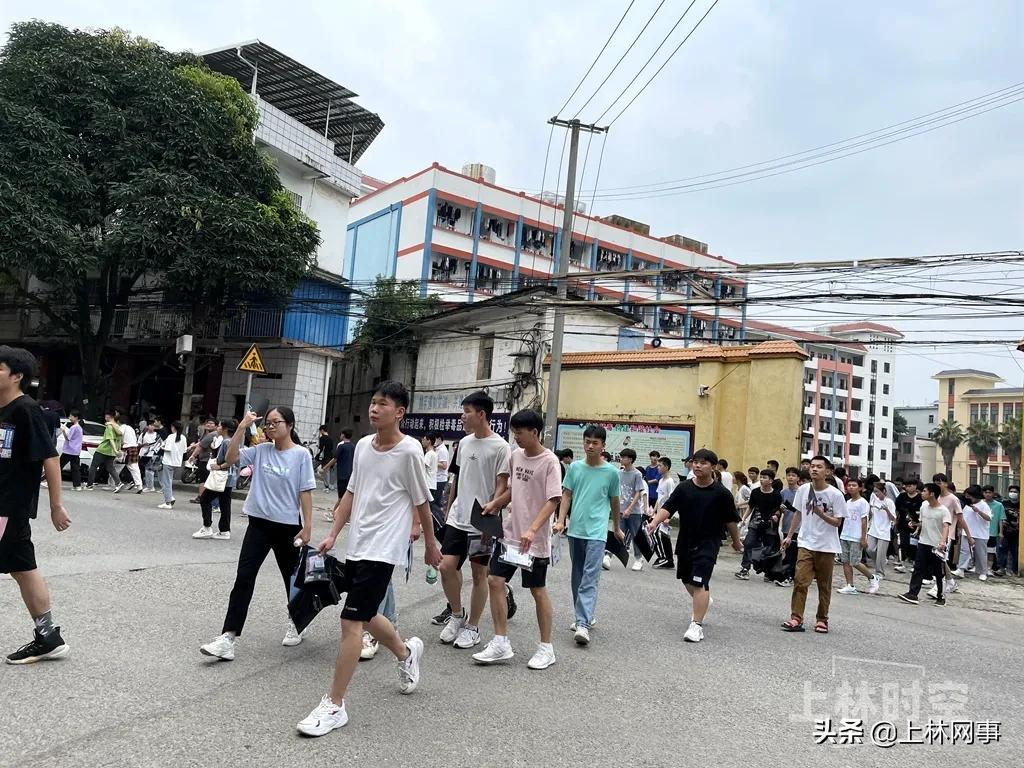 40秒直击各地考生冲出考场瞬间