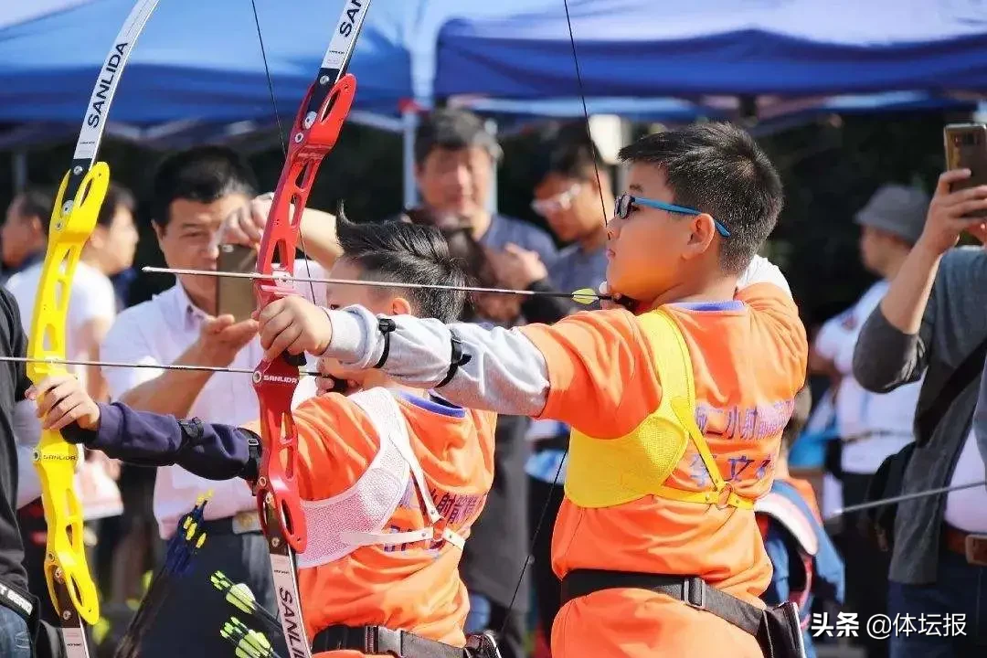 什么样的人喜欢玩射箭(传统和时尚结合，射箭成年轻人“新宠”)