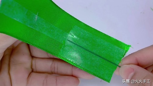 丝带花的做法教程（绚丽多彩的手工丝带玫瑰花）