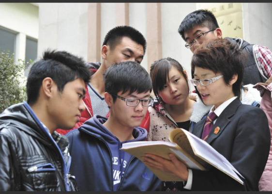 法学学生毕业10年后，才懂选律师事务所还是公务员，差距一目了然