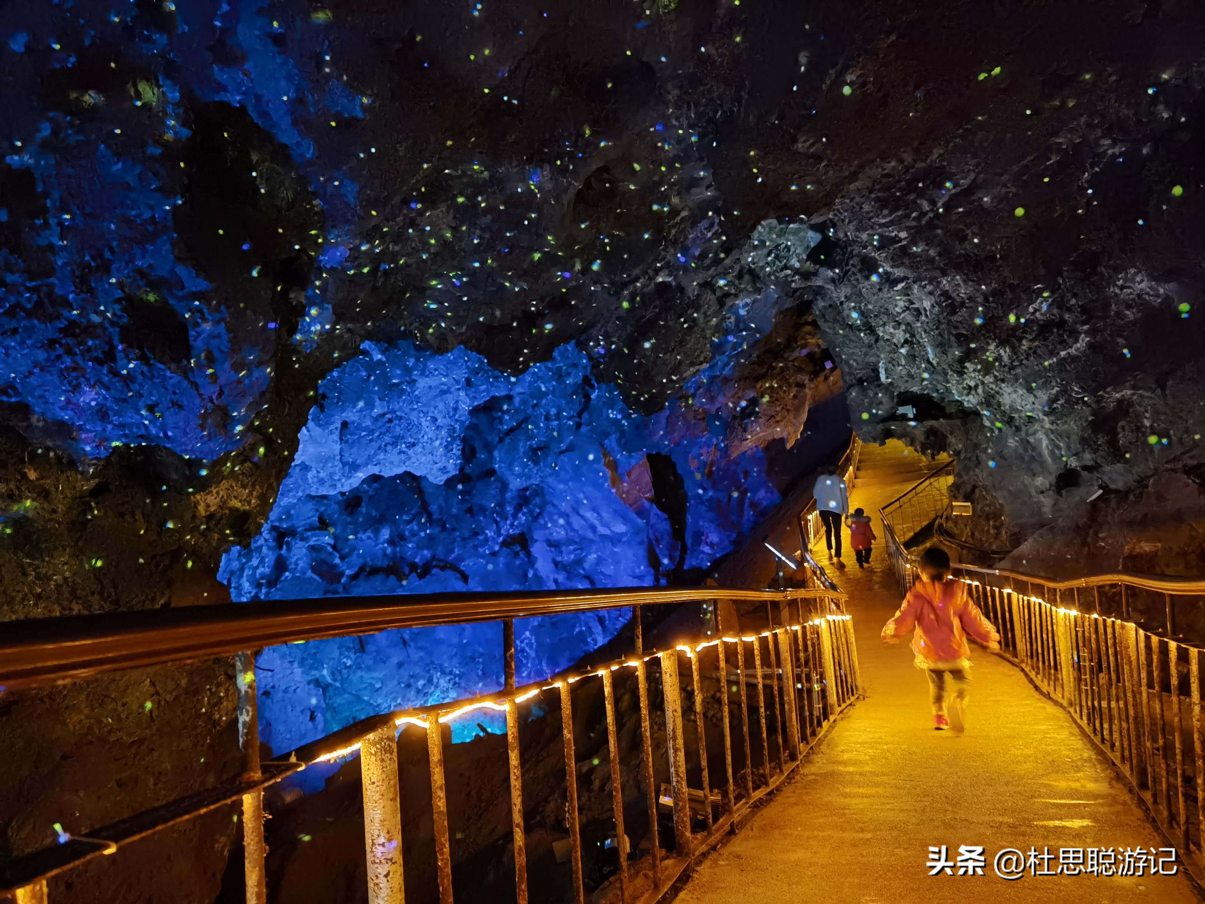 汉EV自驾河南，两岁孩子独自走完鸡冠洞景区全程，点赞