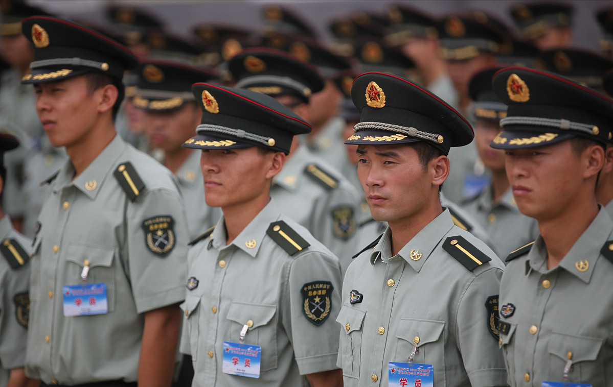 在校大学生读士官学校好，还是退伍回到学校读书好？