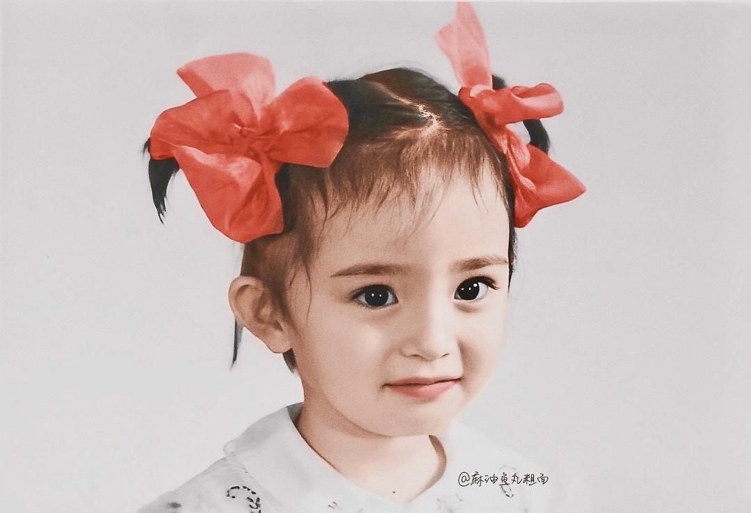 杨幂小时候的高清照,鼻梁优越眉眼是真绝,倒立洗头也太调皮了吧