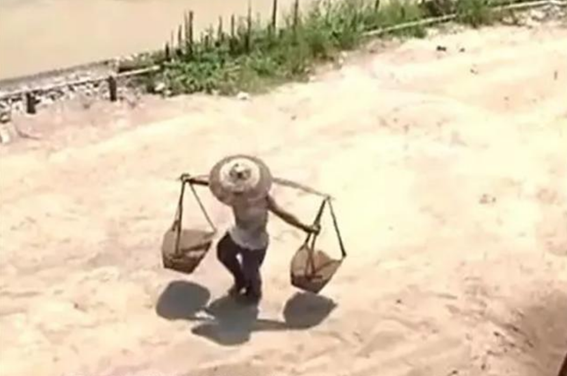 小伙674高分考上清华，问及感受时落泪，老父日挑2万斤沙供他