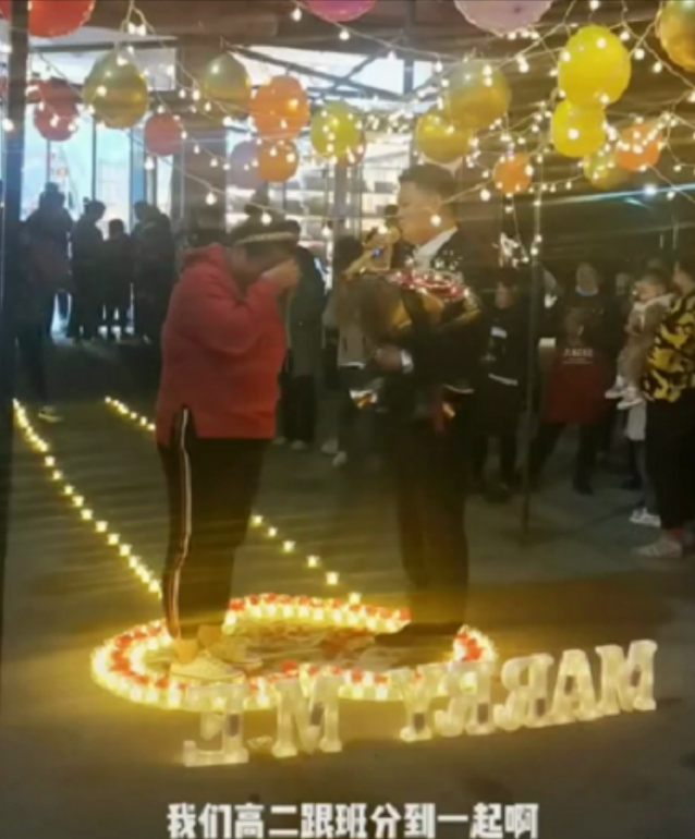 帅小伙街头求婚胖女孩，围观女生羡慕：我到底差在哪里？