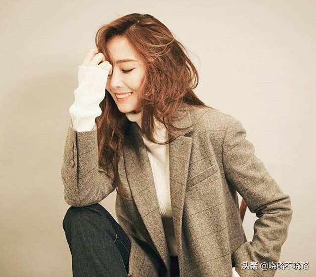 陈数带火了一种穿法，叫“西装+烟管裤”，很适合四五十岁的女人