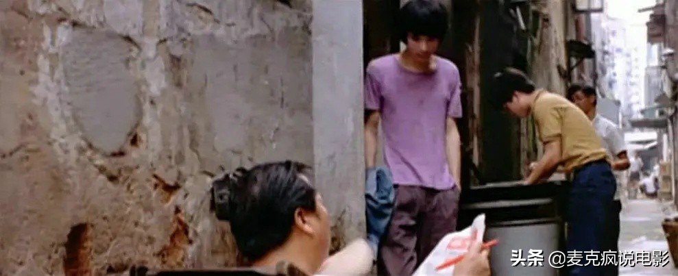 一部另类的香港cult片，男主角与蛇演戏，李修贤傅声因害怕拒演