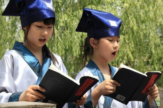 但愿人长久里的“长久”是何意？90%的人答错，学生：老师教错了