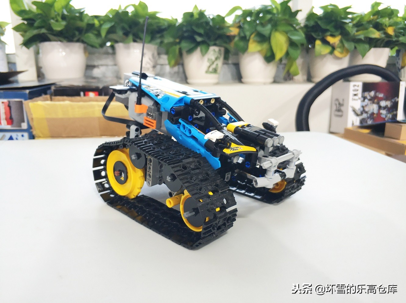 啊遥控赛车(入门级乐高遥控车的新选择:乐高机械组42095遥控特技赛车