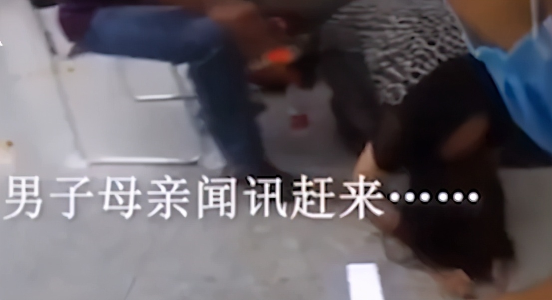 男子地铁猥亵女乘客，母亲下跪求谅解【三分钟法治新闻全知道】