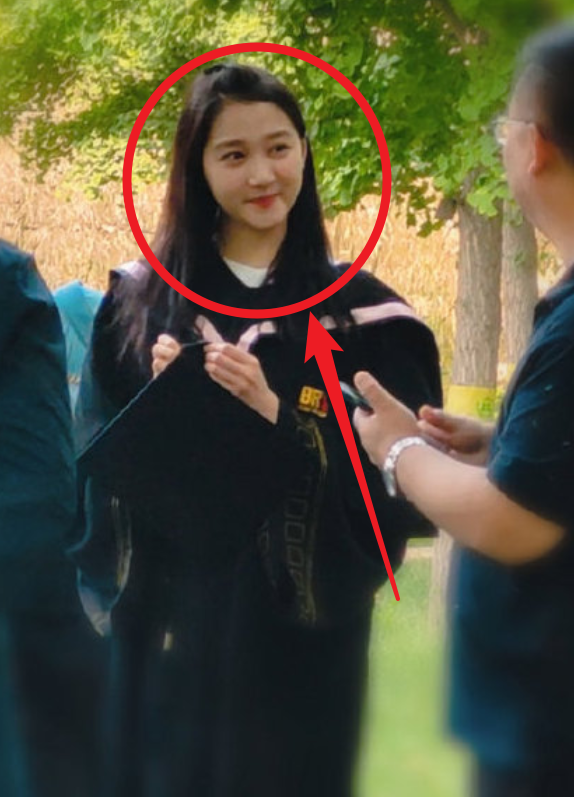 关晓彤回校拍毕业照，同学们随手一拍，生图下尽显真实颜值