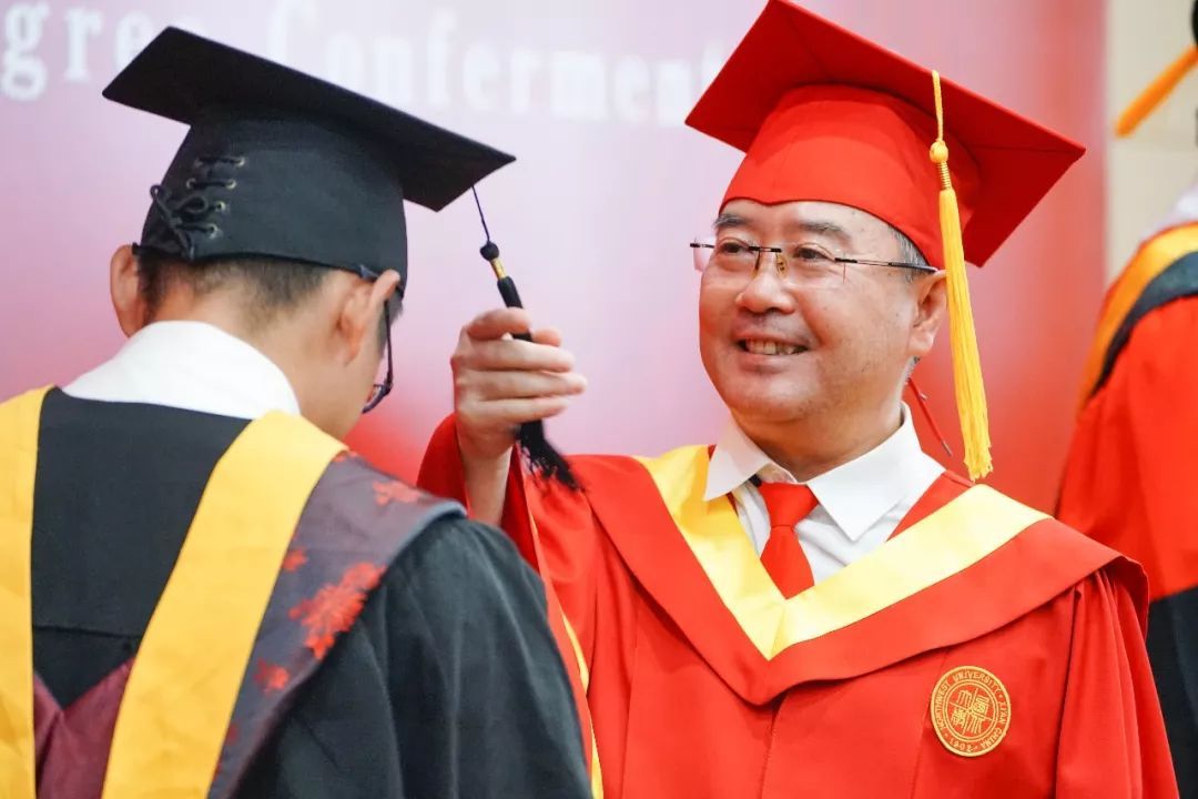 大学生接吻（高校毕业典礼出现辣眼一幕）