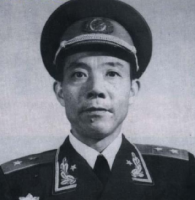 1953年，青岛一司令员携妻回乡祭母，却发现还有一位妻子在家等他