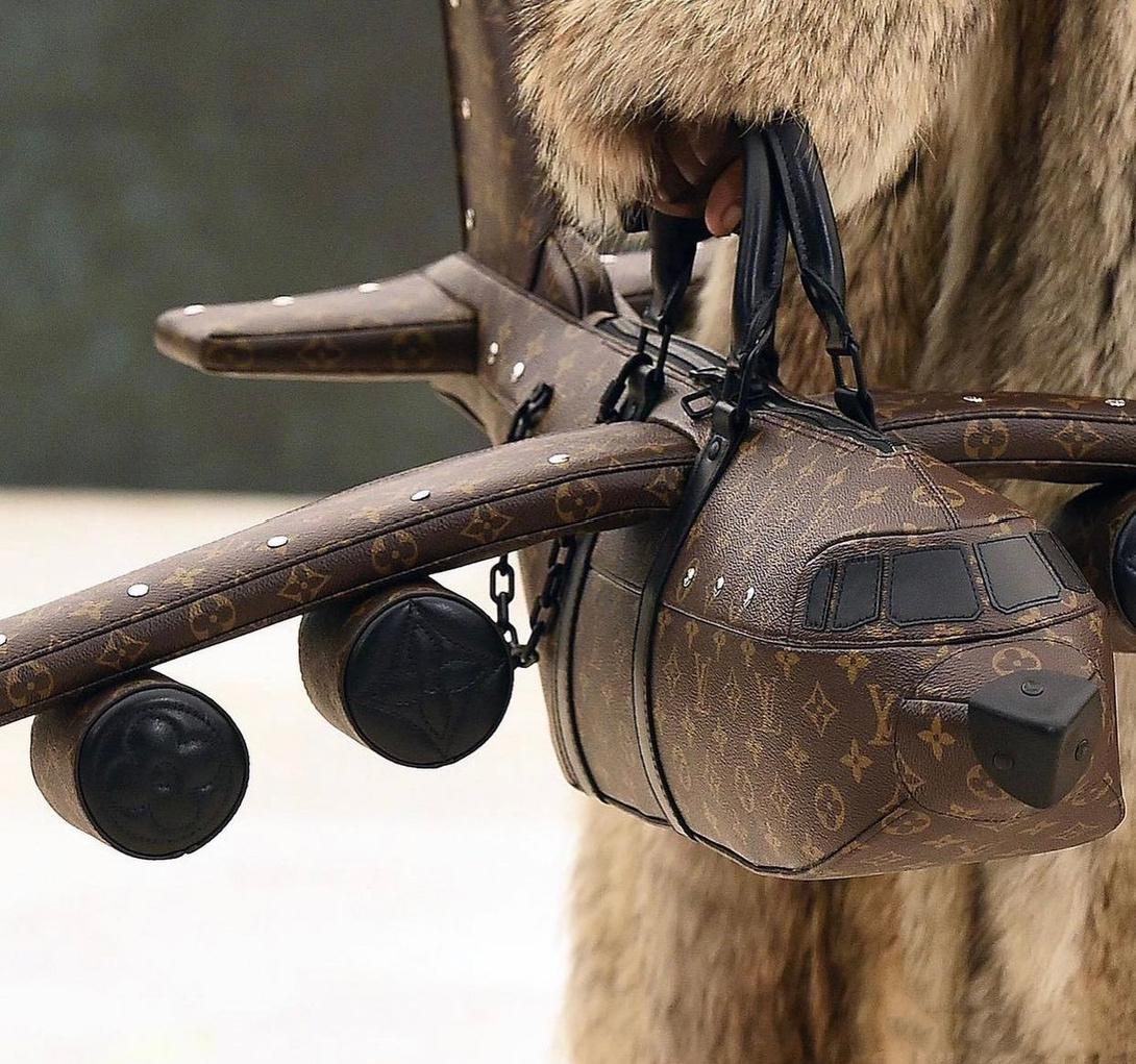 街头篮球红钻在哪里（LV联名NBA推出“天价篮球”！每个售价1.2万，网友称拍一下都心疼）