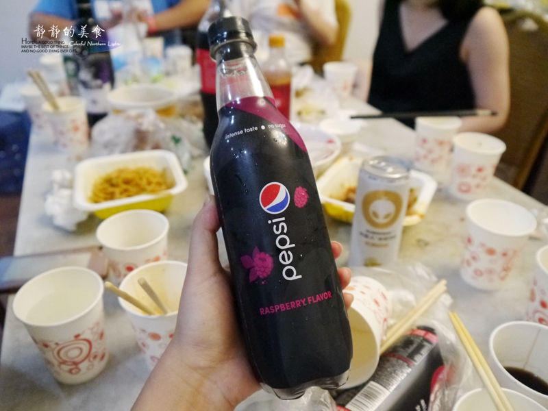朋友家的冰箱里有好多没喝过的饮料，这是第一次喝外星人能量饮料