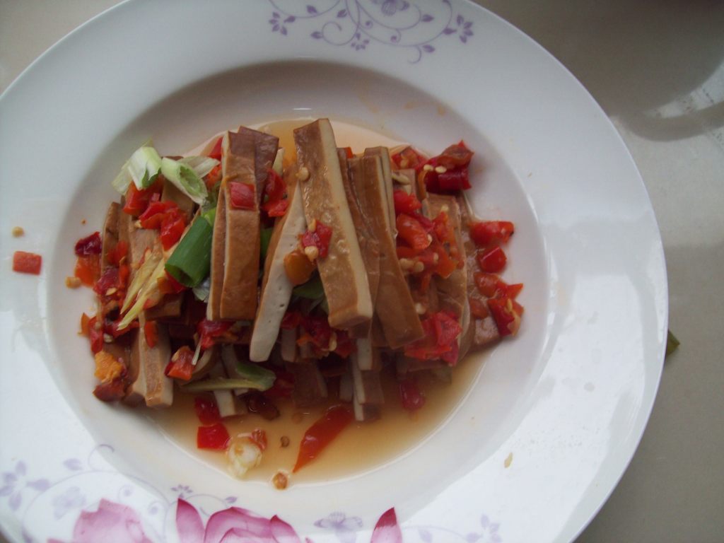 图片[1]-【剁椒蒸豆干】做法步骤图 爽口美味又有营养 一起-起舞食谱网