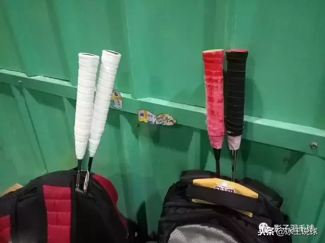 羽毛球手胶封口条怎么缠(YONEX/李宁/胜利/威臣/极限等6款手胶的用后感（影子出品）)