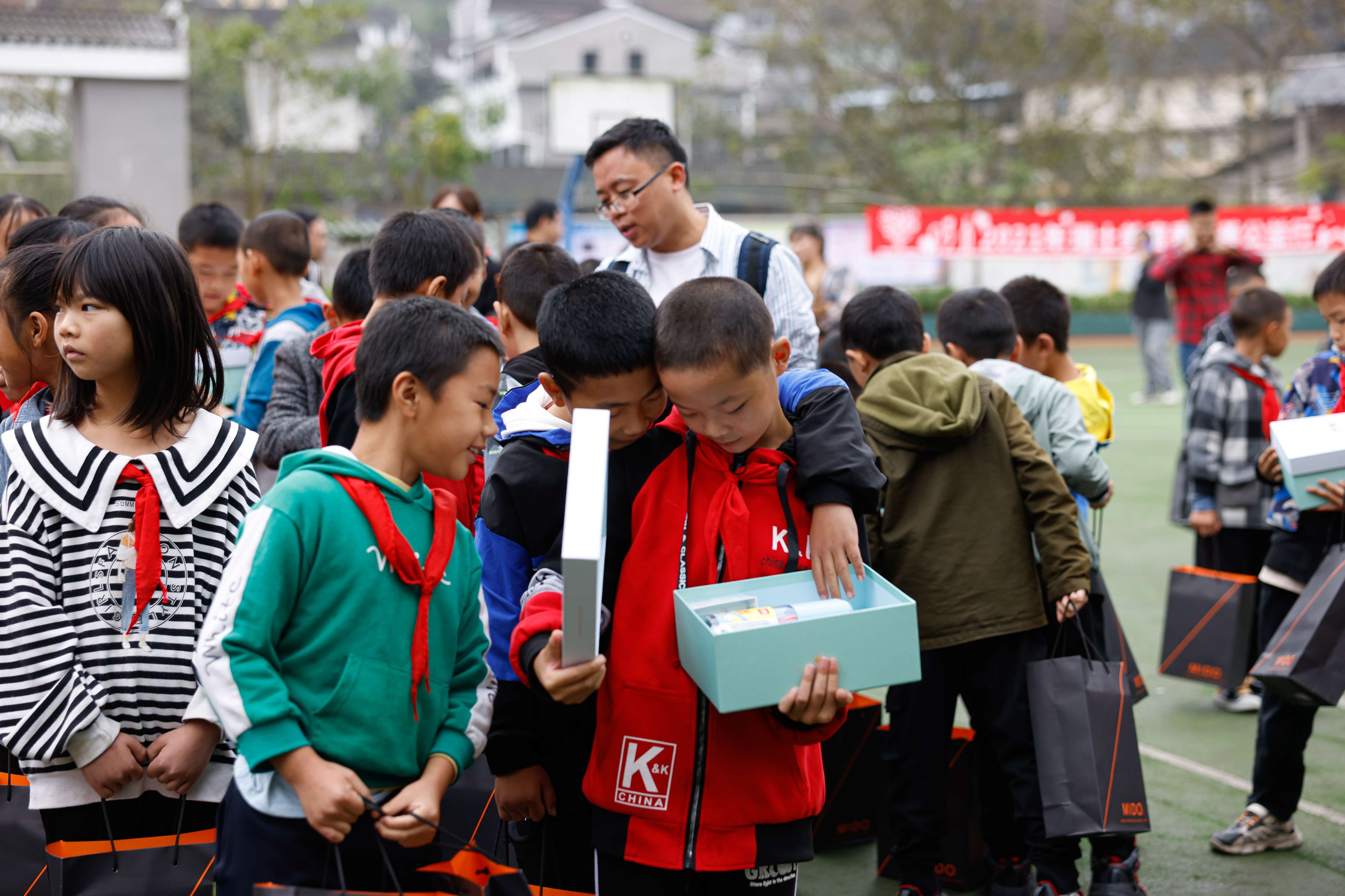 为梦想助力！瑞士美度表慈善公益行走进重庆武隆