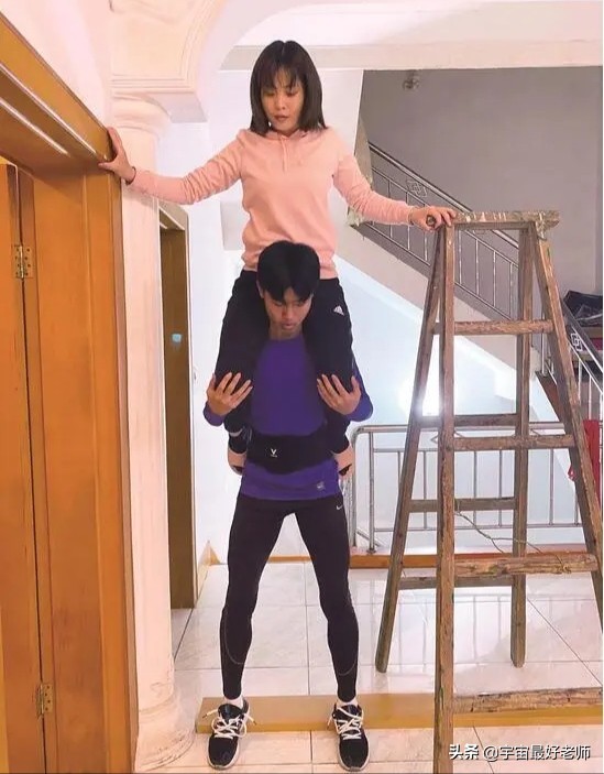 高考后入妈妈的屁股（武汉高三体育生扛妈妈特训引争议）