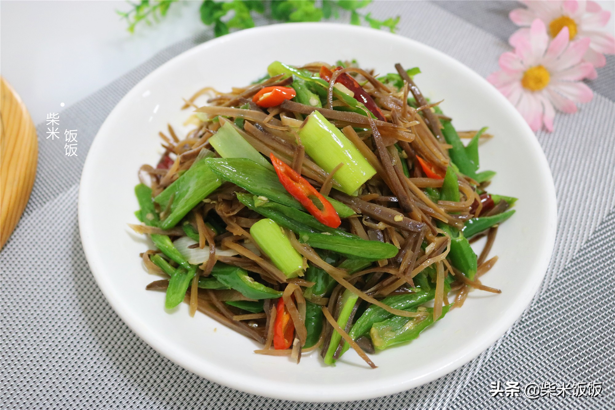 这款开胃小咸菜，北方人餐桌上常见，炒一次吃几天，香辣下饭