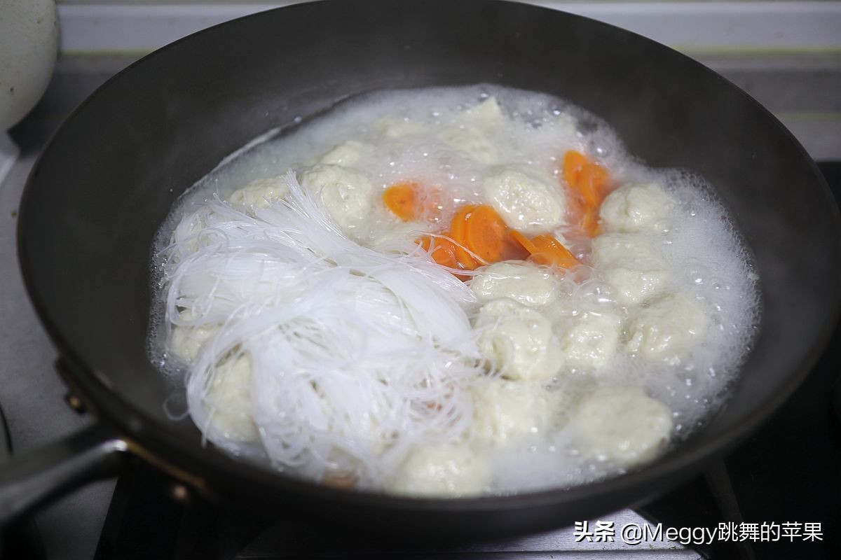 自制的鱼丸Q弹洁白，2道家常鱼丸汤，比饭店的还营养好喝实惠
