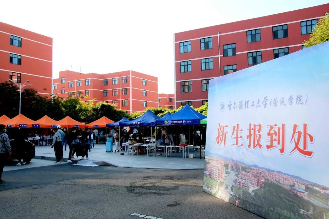 来荣成读大学：在蓝天碧海间绽放最美青春