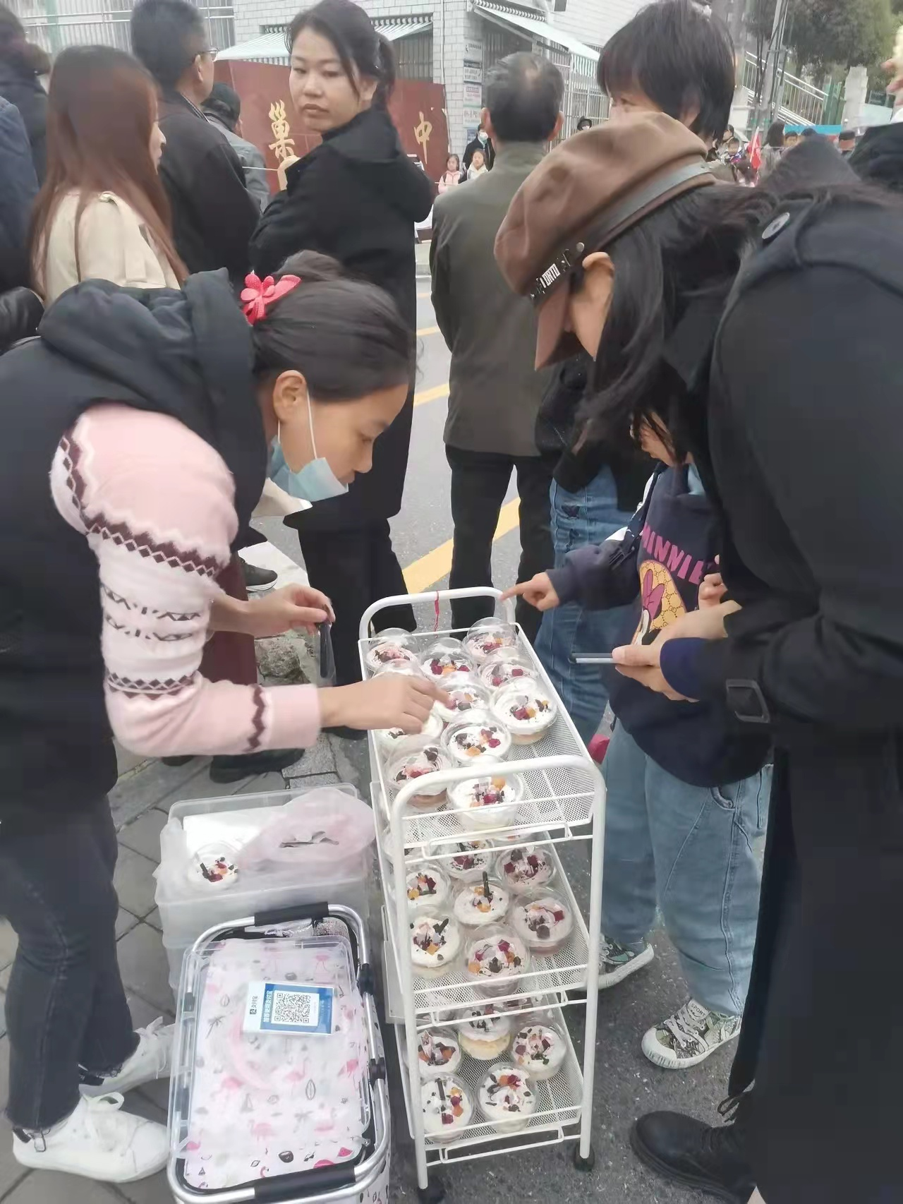 双减之下，校门口催生新经济，家长站成两派，网友：这是商机啊