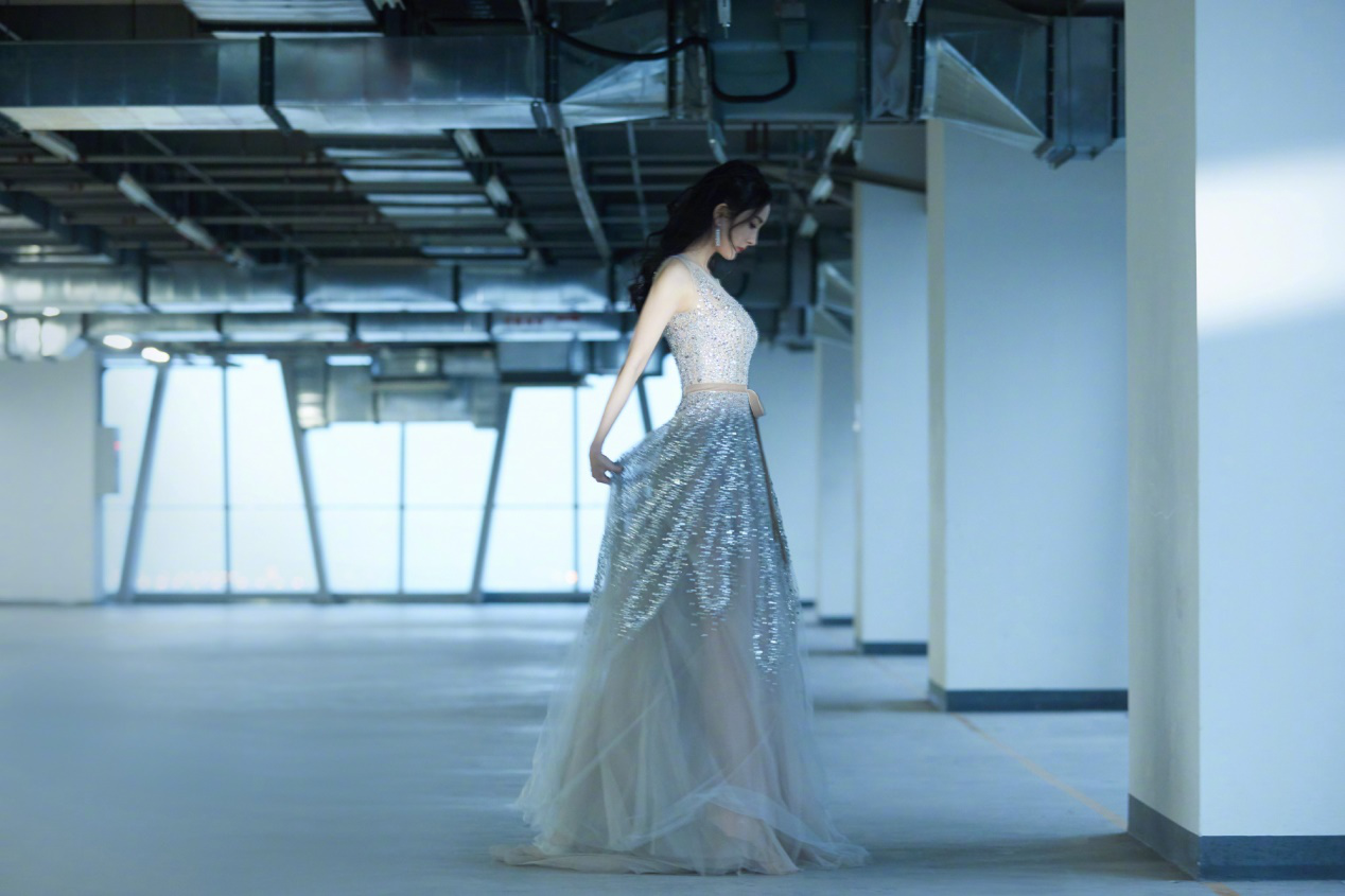 美女穿透明衣服(杨幂身穿"透视装"性感迷人,身材若隐若现,令人难以