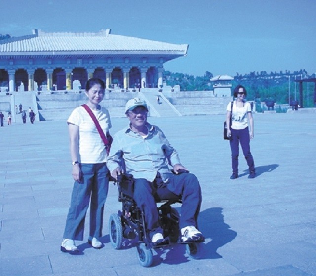 史铁生：21岁瘫痪，31岁执笔坚持写作28年，脑溢血去世，一生励志