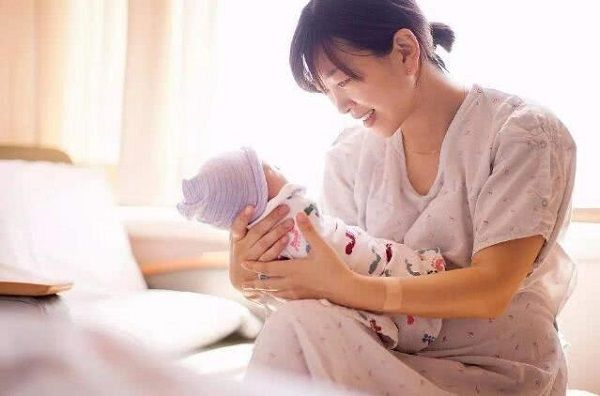 宝宝吃完母乳还能喝下奶粉，会不会撑到？宝妈怎么辨别他吃饱了？