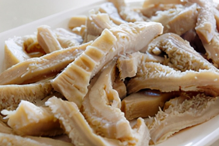 分别是:瘤胃,瓣胃,胃和皱胃,如果你记不住,你只需要知道牛草肚子就是