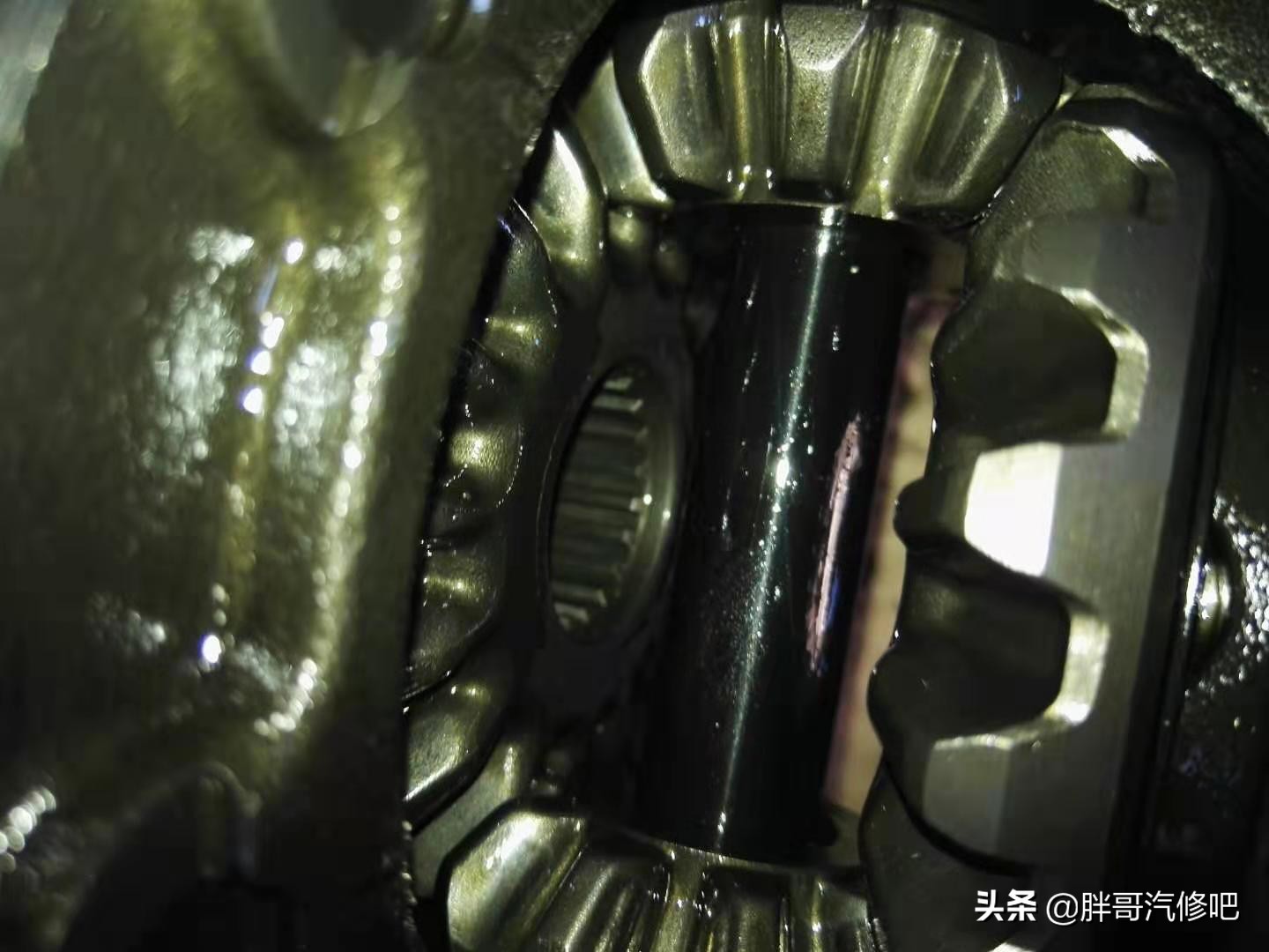 车主非正常启动车辆，然而一个小失误，变速箱被击了大窟窿