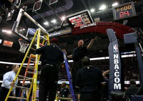 nba为什么没有担架(NBA球星力量有多恐怖？把鞋子踩坏不说，扣篮都要担心篮板碎掉)